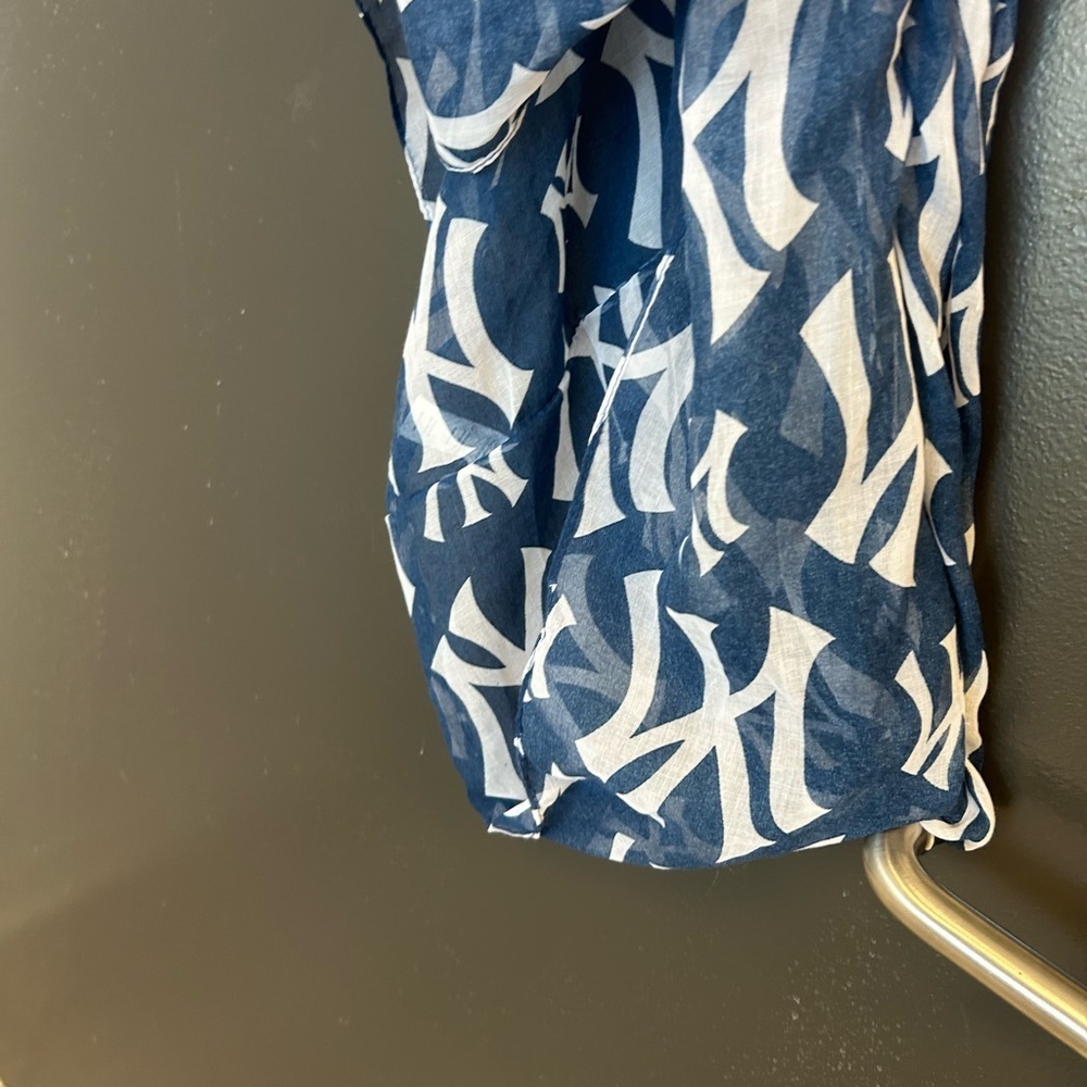 Yankees “Forever MLB” infinity scarf perfect condition- poly- but cotton feel - Picture 5 of 13